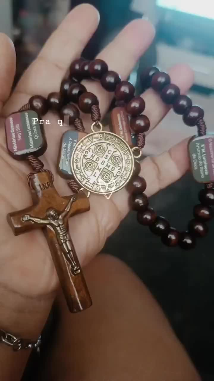 Cliente mostrando o terço completo com crucifixo e placas dos mistérios