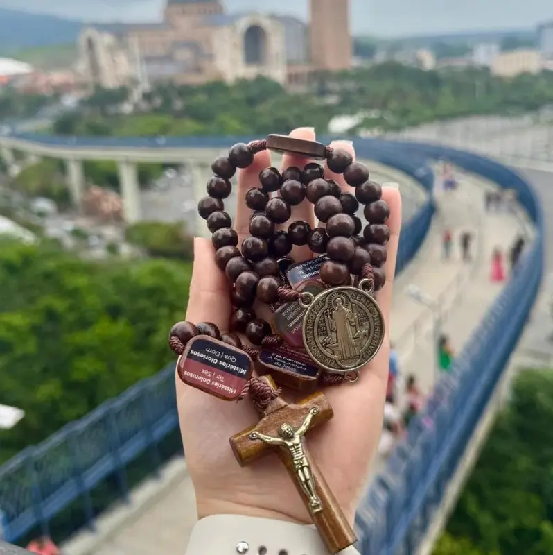 Terço de madeira nobre com medalha de São Bento em frente à Basílica de Aparecida