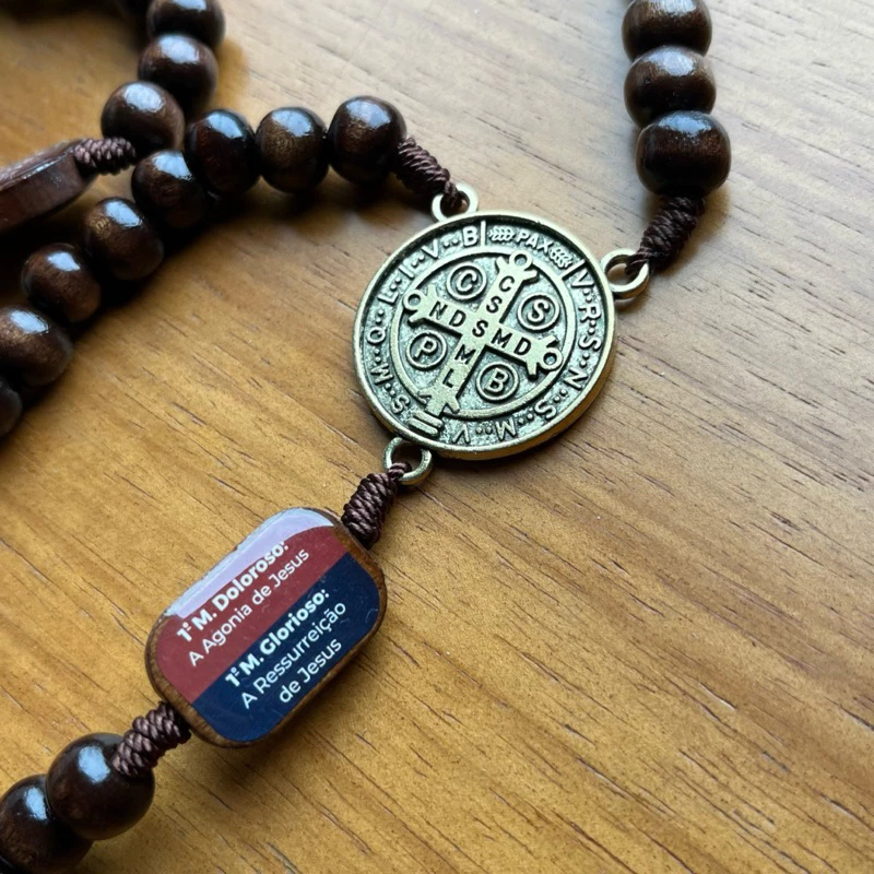 Macro da medalha de São Bento e placa dos mistérios dolorosos e gloriosos